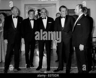 George Pompidou stehend mit Freunden bei einer Veranstaltung Stockfoto