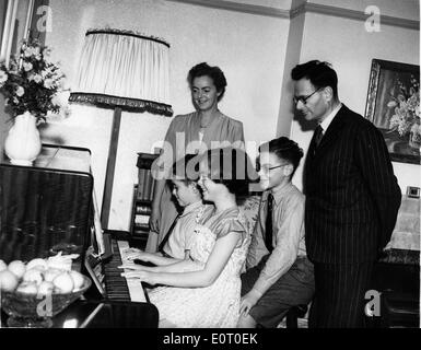 Arzt-Hans Adolf Krebs mit seiner Familie Stockfoto