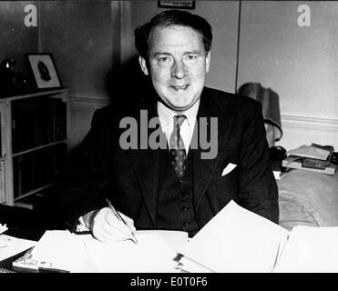 Politiker Hugh Gaitskell in seinem Büro Stockfoto