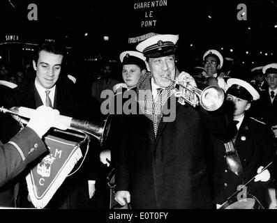 Schauspieler Fernandel spielt Trompete bei einer Filmpremiere Stockfoto