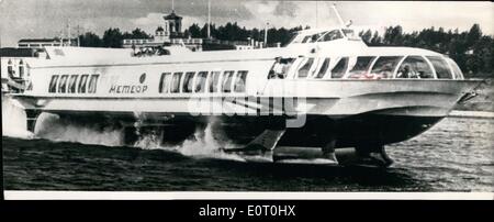 6. Juni 1960 - '' Meteor'' - Flügel ein Schiff mit unter Wasser. Das Schiff '' Meteor'' mit unter-Wasser-Flügel (errichtet in der UdSSR) ist das größte Passagier-Motorschiff der Welt. Am 23. Juni bedeckt es die Entfernung Gorki - Moskau (900 km) in 12 Stunden und 40 Minuten. Das Schiff erreicht eine Höchstgeschwindigkeit von 80 km / h. Stockfoto