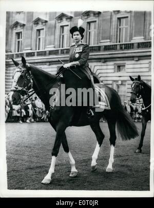 6. Juni 1960 - Trooping die Farbe Zeremonie. die Zeremonie der trooping der Farbe zur Feier der Königin; s offiziellen Geburtstag, wurde heute am Horse Guard Parade statt. Die Farbe wird heute marschierten ist, dass das 3. Bataillon des Grenadier wachen. Foto zeigt H.M die Königin gesehen auf Pferd zurück, als sie verließ Buckinghampalast zur Teilnahme an der heutigen trooping die Farbe Zeremonie. Stockfoto