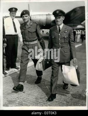 6. Juni 1960 - fliegen britische Soldaten, die quer durch die Vereinigten Staaten ging nach Hause zum Flughafen LONDON. '' HERAUS TRETEN ''... Flug-Sergeant PATRICK MALONE und STAFF SGT MERVIN EVANS, der quer durch die USA von San Francisco nach New York in 66 Tagen ging kamen am Flughafen London heute Nachmittag mit BOAC Jet Pro-Britannia... KEYSTONE-Foto zeigt: Die zwei Sgts Schritt heraus auf dem Rollfeld am Flughafen London heute Nachmittag. Sgt-EVANS ist auf der linken Seite-MALONE auf rechten Seite. Stockfoto