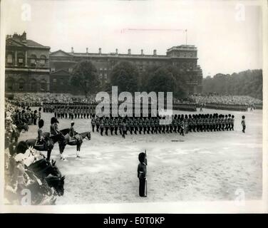 6. Juni 1960 - Trooping die Farbe Zeremonie: Der Trooping der Farbe anlässlich der offiziellen Geburtstag der Königin, erfolgte die feierliche heute auf Horse Guards Parade, wenn ihre Majestät den Salute nahm. Die Farbe marschierten heute war, dass das 3. Bataillon. Die Grenadier Guards. Foto zeigt allgemeine Ansicht HM die Königin unter den Gruß auf dem Marsch Vergangenheit während heute die Trooping die Farbe Zeremonie. Stockfoto