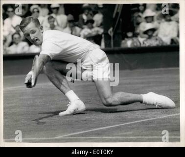 6. Juni 1960 - Wimbledon Championships - dritten Tag. Laver geht auf ein Knie... Foto zeigt: R. Laver (Australien) im Spiel während seines Spiels mit H. Fam (U.S.A.) - im Herreneinzel in Wimbledon gewann heute Nachmittag Laver zuerst zwei Sätze 6: 2; 6: 2. Stockfoto