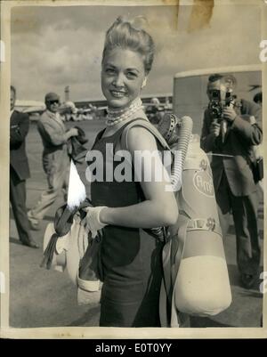 6. Juni 1960 - kommt unter Wasser Schwimmer für ungewöhnliche Kanal Versuch. Zwanzig Jahre alte Frau Jane Baldasare, der bereits zwei Unterwasser Ausdauer Rekorde hält. angekommen am Flughafen London heute Morgen. Sie will den Ärmelkanal schwimmen. Unterwasser... Die Channel Swimming Association Beamten sagen, dass sie den Versuch nicht erkennt. Keystone-Foto zeigt: Nahaufnahme der Mrs Jane Baldasare mit ihrer Tauchausrüstung. bei der Ankunft am Flughafen London heute Morgen. JSS / Keystone Stockfoto