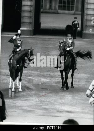 6. Juni 1960 - trooping die Farbe Zeremonie. Warum die Rute Swishing?: die Zeremonie trooping die Farbe der offizielle Geburtstag von H.-M. Die Königin fand heute auf Horse Guards Parade. Die Farbe können heute war der 3.. Bataillons der Grenadier Guards. Das Foto zeigt H.-m. Die Königin unter den Gruß auf dem Marsch Vergangenheit im Buckingham Palace auf ihrer Rückkehr nach der Zeremonie. Neben ihr ist der Duke of Edinburgh. Die Königin Pferd zu suchen scheint Runde zu sehen, warum der Herzog Pferd seinen Schweif Rauschen ist. Stockfoto