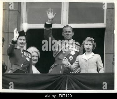 6. Juni 1960 - trooping die Farbe. Königin-Uhren fliegen Vergangenheit.: Foto H.M zeigt die Königin, der Herzog von Edinburgh und Prinzessin Anne, Welle vom Balkon des Buckinham Palace heute, nachdem sie eine Fliege letzten zugesehen hatte Hunter Kampfjets von der R.A.F.,which gefolgt heutigen trooping die Farbe Zeremonie auf Horse Guards Parade, anlässlich amtlichen Geburtstag der Königin. Stockfoto