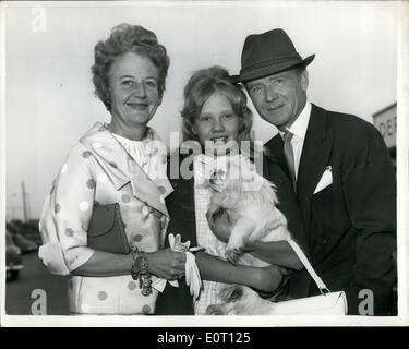 Jun 06, 1960 - Hayley Mills Blätter für Hollywood - im neuen Film zu Stern:  Hayley Mills die 14 Jahre alte Tochter von John Mills Londoner Flughafen  heute Morgen mit ihrer Mutter
