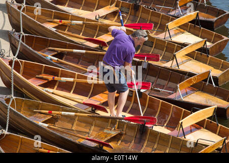 Reinigung mieten Boote auf dem Fluss in Durham City tragen. Großbritannien Stockfoto