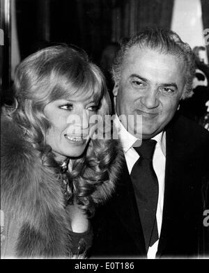 Regisseur Federico Fellini kommt auf Party mit Frau