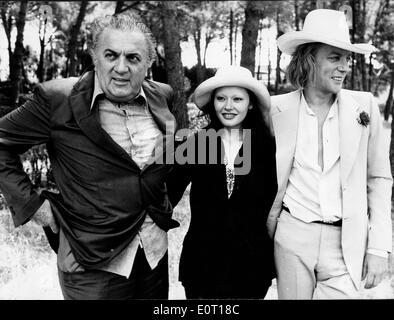 Regisseur Federico Fellini mit dem Schauspieler Donald Sutherland Stockfoto