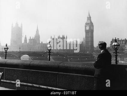 Datum unbekannt - London, England, Vereinigtes Königreich - ALBERT MURRAY blickt auf das House of Parliament aus über den Fluss. Wo den bevorstehenden Parlamentswahlen stattfinden wird. Stockfoto