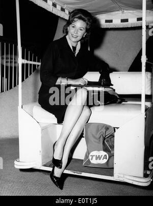 Schauspielerin Rhonda Fleming sitzen am Flughafen Stockfoto