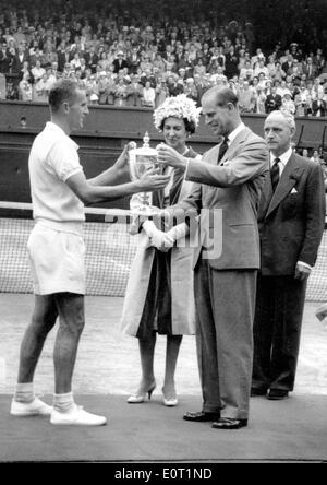 Prinz Philip vergibt Neale Fraser mit Wimbledon Cup Stockfoto