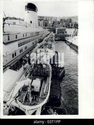 7. Juli 1960 - neue italienische Luxus-Liner auf Jungfernfahrt. "Leonardo Da Vinci''.: der neue italienische Luxus-Liner - Programms" Leonardo Da Vinci'' - links Genua vor kurzem auf ihrer Maiden Voyage nach New York. Sie ist der Stolz der italienischen Händler Flotte - werden die neuesten und aktuellsten Liner über Wasser. Sie ist von 34.000 Tonnen - und mehr als 2.000 Passagiere. Foto zeigt auf der Suche nach unten auf einigen der Rettungsboote auf der '' Leonardo Da Vinci'' - in Genua, wie sie für Jer Jungfernfahrt bereit ist. Stockfoto