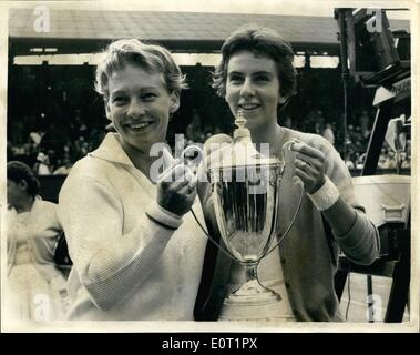 7. Juli 1960 - Doppel Damen Finale in Wimbledon. Gewinner mit der Trophäe. Foto-zeigt Darlene Hard(USA) und Maria Bueno (Brasilien) - mit ihrer Trophäe nach nachdem geschlagen, MIss Reynolds und Miss Shuurman (Südafrika) - in der Damen-Doppel-Meisterschaften in Wimbledon heute Nachmittag. Stockfoto