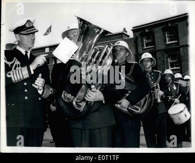 7. Juli 1960 - Duke of Edinburgh inspiziert die Londoner Feuerwehr: H.R.H The Duke of Edinburgh gestern bezahlt einen Besuch in der Zentrale die Londoner Feuerwehr, wo er sah eine Demonstration der neuesten Methoden des Feuers etc. zu bekämpfen... Foto zeigt The Duke Tuba Spieler G. Whybrow welches Musikstück fragt er spielte und erhielt die Antwort '' alten Vater Themse '' während des Herzogs gestern besuchen. Stockfoto
