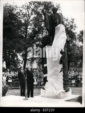 7. Juli 1960 - Premierminister Lloyd George Statue enthüllt: Premierminister Harold Macmillan heute Nachmittag enthüllt das nationale Denkmal, Earl Lloyd George. Die Statue bezahlt für unsere eines Denkmals £6.000 Fonds beigetragen von walisischen Folk auf der ganzen Welt ist das Werk des Londoner Bildhauer Michael Rizzello ist acht Fuß hoch und steht auf einem Sockel in den Gorsedd Gärten gegenüber dem National Museum of Wales in Cardiff. Das Foto zeigt Herr Macmillan Enthüllung der Gedenkstätte in Cardiff am Nachmittag. Stockfoto