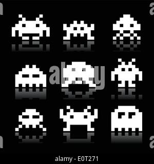 Space Invaders, 8bit Aliens weiße Symbole auf Schwarz gesetzt Stock Vektor