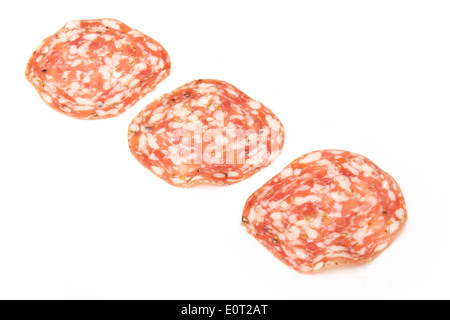 Salame Finocchiona-Schwein-Salami mit Fenchelsamen isoliert auf einem weißen Studio-Hintergrund. Stockfoto