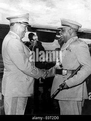 Josip Tito grüßt Ibrahim Abboud am Flughafen Batajnica Stockfoto