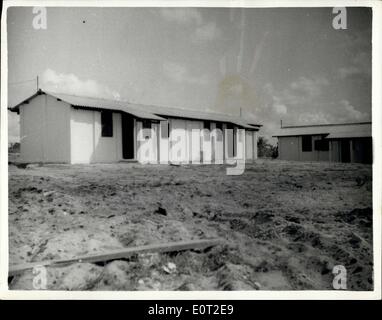 Jan. 19, 1960 - Flüchtlinge aus dem Kongo Ankunft in Port Kigoma: Die erste Charge von 464 belgischen Flüchtlinge aus dem Kongo, kamen am Hafen Kigoma am Lake Tanganyika. Ein spezieller Zug zur Verfügung stand, die Flüchtlinge, die hauptsächlich Belgier, sondern auch Griechen, Italiener und Britishers platziert. Der Zug hielt auf einem Abstellgleis in der Nähe Ukonga Camp 10 Meilen  von Dar-es-Salaam, wo die Flüchtlinge untergebracht waren. Foto zeigt die Art der Häuser, in denen die Flüchtlinge bei ihrer Ankunft untergebracht wurden. Stockfoto