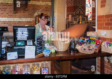 Gemeinschaft Dorfladen in der Pfarrkirche, Beech Hill, Reading, Berkshire, England, GB, UK. Stockfoto