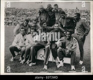 Sept. 09, 1960 - Olympische Spiele In Rom. 4 x 400 Meter Staffel Gewinner erhalten ihre Medaillen: die Gewinner der 4 x 100 Meter Staffel Finale, im Bild mit ihren Medaillen nach dem Rennen in Rom gestern. Im Zentrum ist das amerikanische Siegerteam von J. Yerman, E. Young, G. Davis und O. Davis; Auf der linken Seite ist die deutsche Mannschaft, die zweite, bestehend aus M. Kinder, H. Reske, J. Kaiser und C. Kaufmann, und rechts Brit. West Indies team, wer Dritter, bestehend aus G. Kerr. J. Wedderburn, K. Gardner und M. Spence. Stockfoto