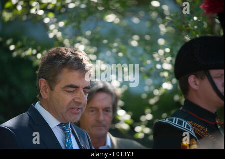 London, UK, 19. Mai 2014. London, UK. 19. Mai 2014. Schauspieler Nigel Havers und Rowan Atkinson lesen Sie eine Auswahl an Krieg Gedichte auf Niemandsland: ABF The Soldiers' Charity Garten anlässlich der Centenery des ersten Weltkrieges am Pressetag der RHS Chelsea Flower Show Credit: Malcolm Park Leitartikel/Alamy Live-Nachrichten Stockfoto