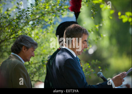 London, UK, 19. Mai 2014. London, UK. 19. Mai 2014. Schauspieler Nigel Havers und Rowan Atkinson lesen Sie eine Auswahl an Krieg Gedichte auf Niemandsland: ABF The Soldiers' Charity Garten anlässlich der Centenery des ersten Weltkrieges am Pressetag der RHS Chelsea Flower Show Credit: Malcolm Park Leitartikel/Alamy Live-Nachrichten Stockfoto