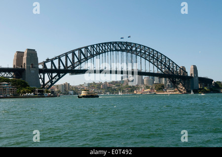 Eine Fähre geht unter der Harbour Bridge, Sydney, New South Wales, Australien. Stockfoto