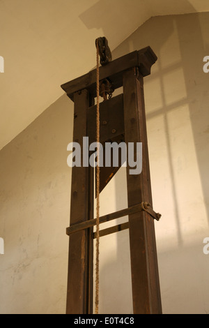 Original Guillotine zur Durchführung der Todesstrafe in Hoa Lo Gefängnismuseum in Hanoi. Stockfoto