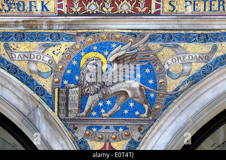 London, England, Vereinigtes Königreich. Brüstungselemente Mosaiken an der Außenfassade des 235 Regent Street. Löwe von San Marco Stockfoto