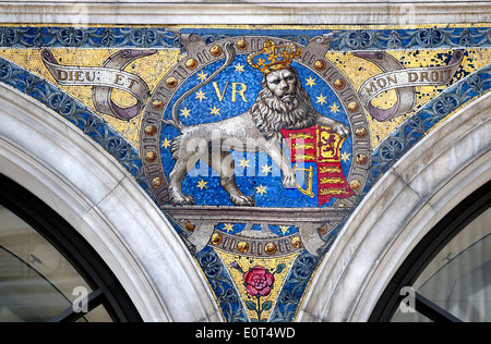 London, England, Vereinigtes Königreich. Brüstungselemente Mosaiken an der Außenfassade des 235 Regent Street. Britische königliche Löwe Stockfoto