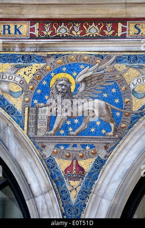 London, England, Vereinigtes Königreich. Brüstungselemente Mosaiken an der Außenfassade des 235 Regent Street. Löwe von San Marco Stockfoto