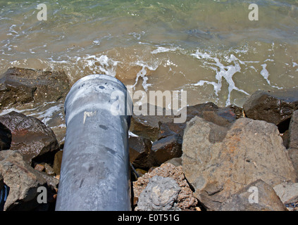 Wasserleitung in das Meer entladen zu verschwenden Stockfoto