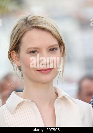 Cannes, Frankreich. 19. Mai 2014. Schauspielerin Mia Wasikowska besucht die Photocall "Maps To The Stars" in der 67. Internationalen Filmfestspiele von Cannes am Palais des Festivals in Cannes, Frankreich, am 19. Mai 2014. Foto: Hubert Boesl /dpa - kein Draht-SERVICE - Credit: Dpa picture-Alliance/Alamy Live News Stockfoto