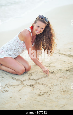 Junge Frau am Strand auf sand Stockfoto