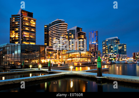 Melbourne Docklands in der Nacht. Stockfoto