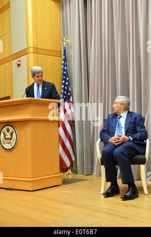 Secretary Kerry führt George Soros in das Open Forum Stockfoto