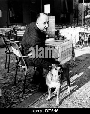 Modeschöpfer Christian Dior in einem Café mit seinem Hund Stockfoto