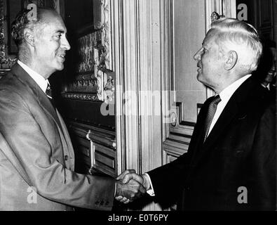 Gregorio Lopez-Bravo y Castro begrüßt David M. Kennedy Stockfoto