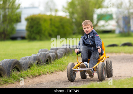 Junge Spaß mit Buggy Warenkorb. Marken sind entfernt worden. Stockfoto