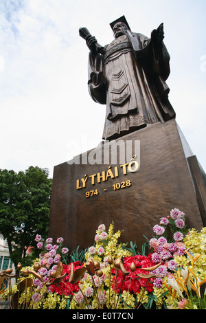 Statue von Kaiser Ly Thai To, der Gründer von Hanoi, im Zentrum der Stadt. Stockfoto