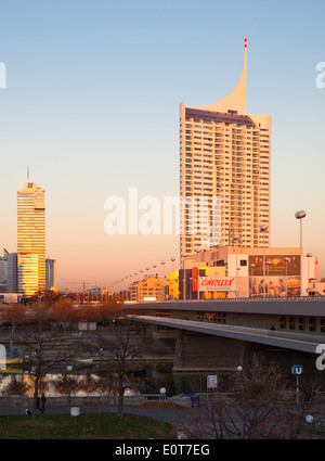 Reichsbrücke am Abend, Wien, Österreich - Reichsbrücke, Wien, Österreich Stockfoto