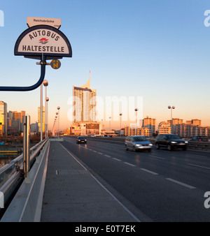 Reichsbrücke am Abend, Wien, Österreich - Reichsbrücke, Wien, Österreich Stockfoto