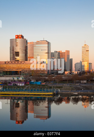Donaucity in der Dämmerung, Wien, Österreich - Donau-City in der Abenddämmerung, Wien, Österreich Stockfoto