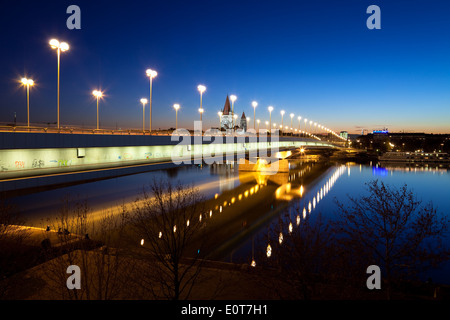 Reichsbrücke am Abend, Wien, Österreich - Reichsbrücke, Wien, Österreich Stockfoto