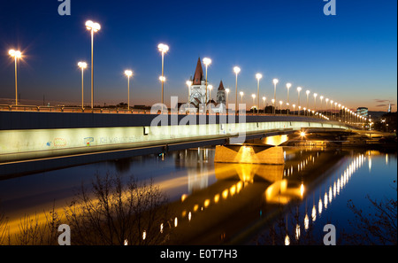 Reichsbrücke am Abend, Wien, Österreich - Reichsbrücke, Wien, Österreich Stockfoto